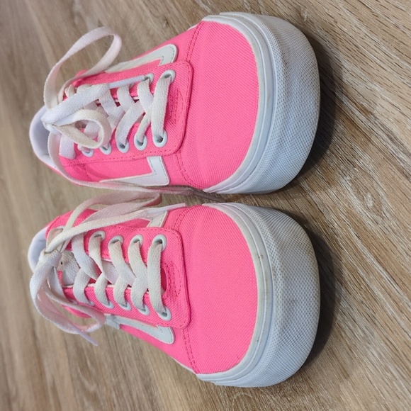 🩷Vans Women's Bright Pink Sneakers size 6.5 🩷LIKE NEW!!!!!!!!🩷 - Picture 2 of 9